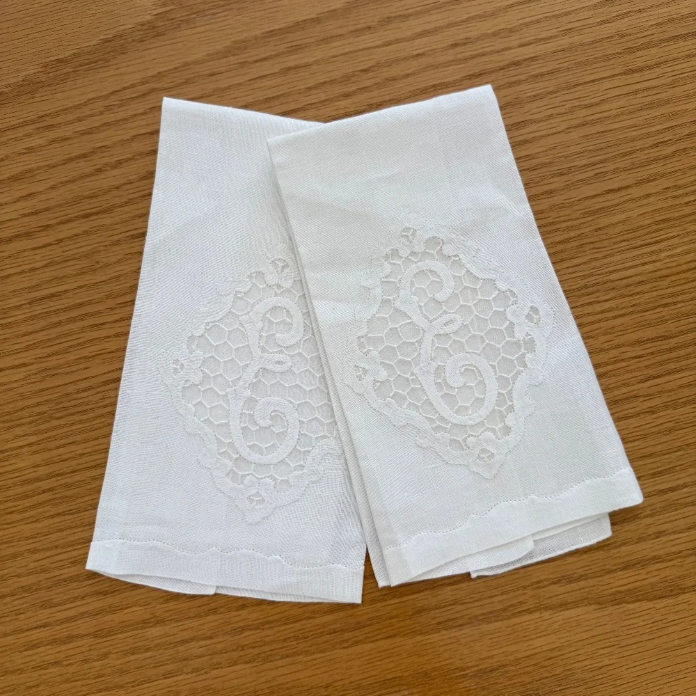 VINTAGE 2 SETS OF 2, HAND TOWEL AND FINGERTIP TOWELS.